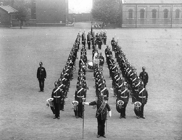 The King's Guard, 2nd Bn The Queen's Royal Regiment, Chelsea Barracks